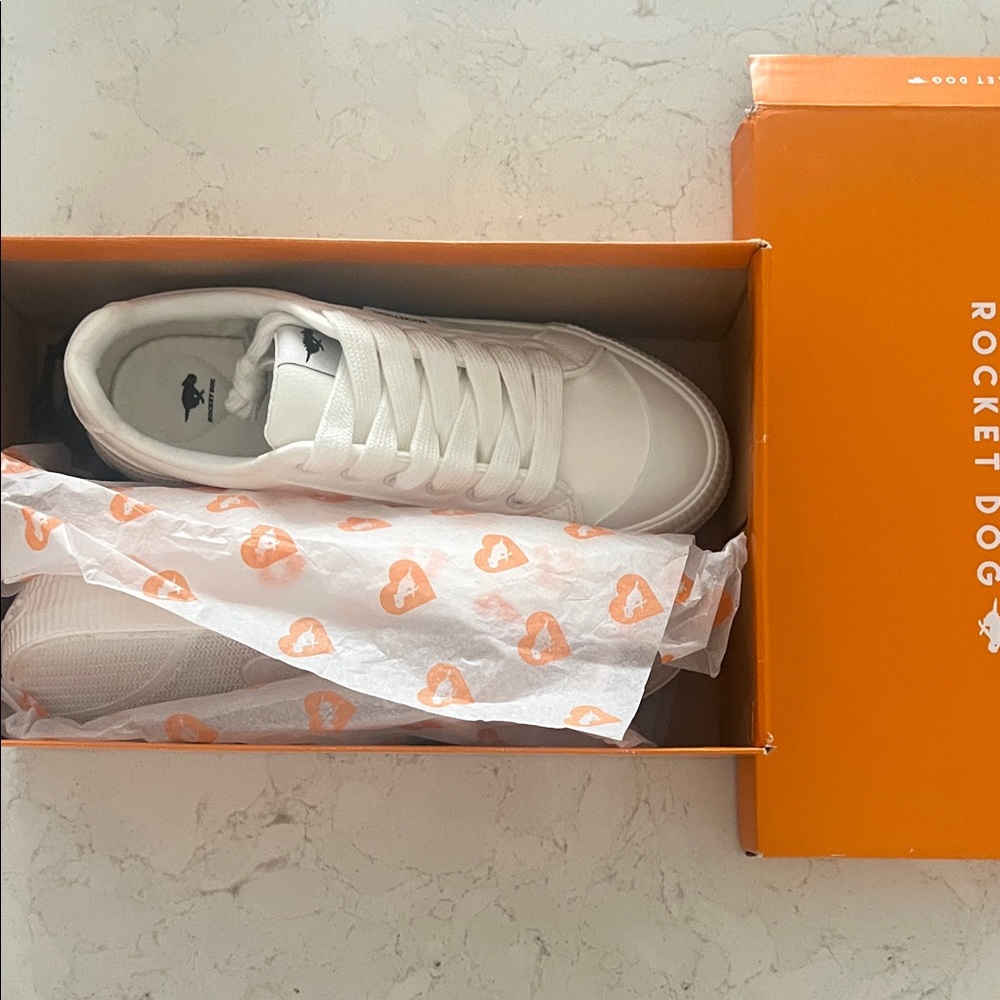 Rocketdog white low sneakers. Leatherlike waterproof material size women 7.5